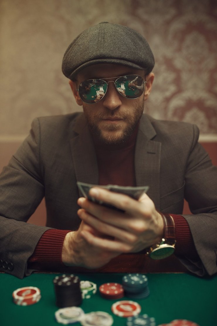 Antarmuka aplikasi topbandar menampilkan slot Aviator, Sweet Bonanza, dan meja live dealer